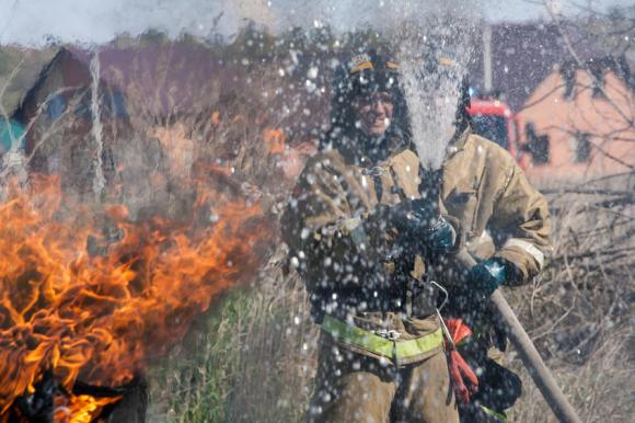В крае опасная ситуация с пожарами: МЧС просит прекратить пал травы и сообщать о нарушителях!