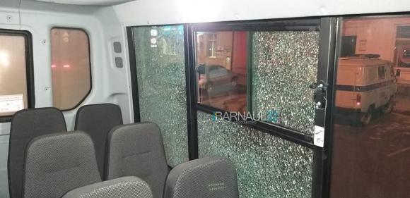 В Барнауле неизвестные обстреляли пассажирские автобусы - перевозчик считает, что конкуренты (фото)