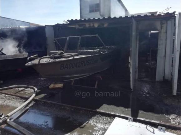 Лодки и катера сгорели на лодочной станции в Барнауле (фото)