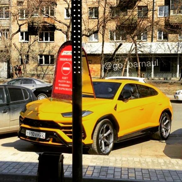 В Барнауле на капот Lamborghini Urus поставили рекламный щит