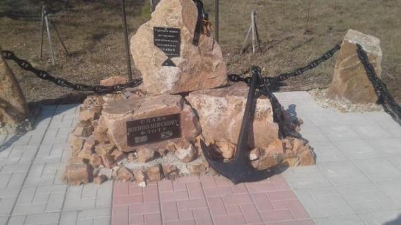 В алтайском селе вандалы разрушили памятник морякам (фото)