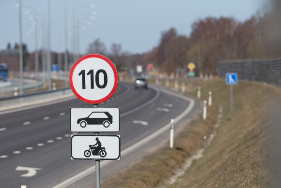 Увеличить скорость до 110 км/ч и понизить для водителей-родителей: накануне прозвучали два предложения для автомобилистов