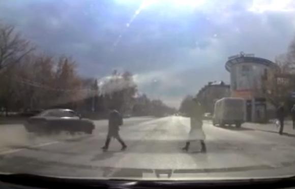 В Бийске лихач в заносе чуть не сбил пешехода (видео)