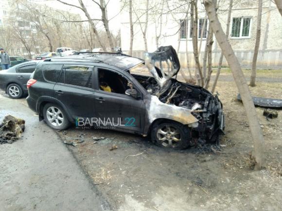 На ул. Кащеевой сгорел недешевый автомобиль (фото)