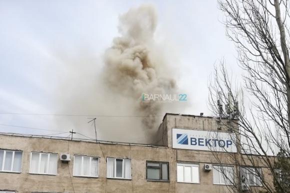 Офисное здание загорелось на ул. Юрина (видео)