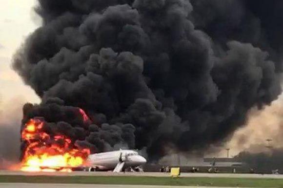 Источник: как бортпроводники спасали пассажиров из горящего в Шереметьево самолета