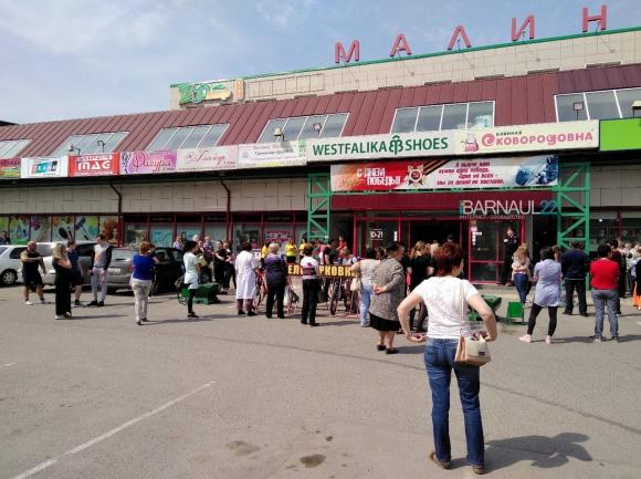 Торговые и бизнес-центры Барнаула эвакуирования из-за сообщений о минировании (фото и видео)