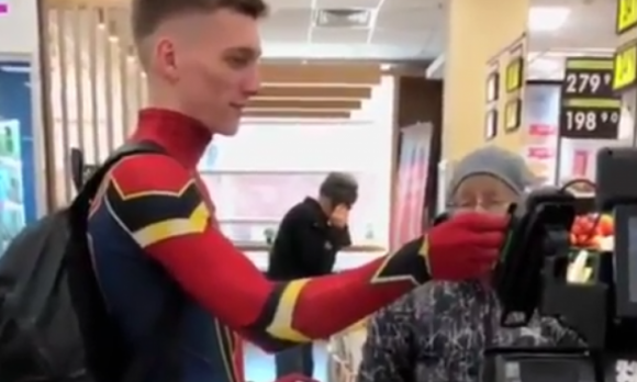 Барнаулец в костюме Человека-паука оплатил покупки бабушкам