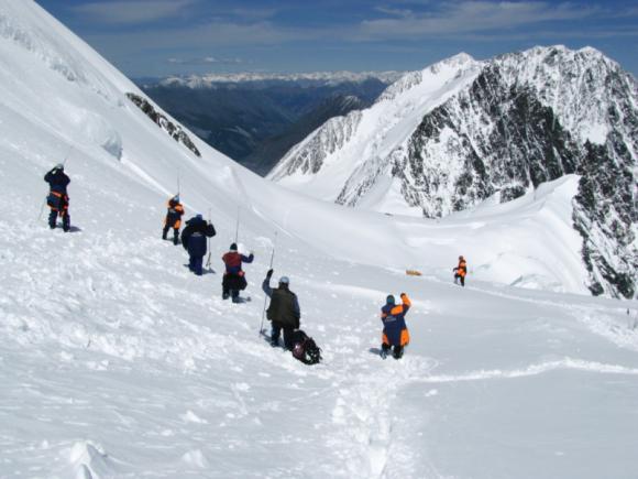 В горах Алтая продолжаются поиски погибших под лавиной туристов (фото)