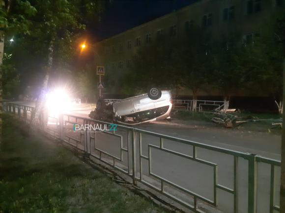 Автомобиль под управлением пьяного водителя перевернулся после погони на Червонной (фото)