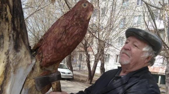 Барнаульский умелец украшает дворы деревянными фигурками (фото и видео)