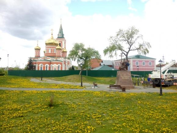 В Барнауле установили памятник Кириллу и Мефодию