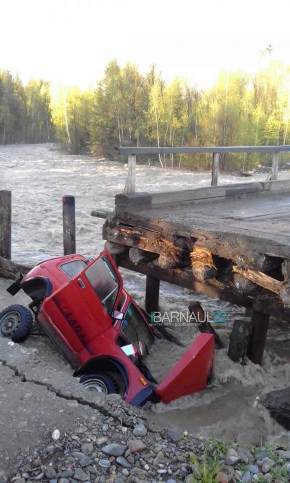 Наводнение - 2019: В Горном Алтае река смыла мост и затопила дороги (видео)