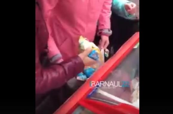 Невероятная любовь к халяве: барнаульцы набирали пакеты еды на празднике День ходьбы (видео)