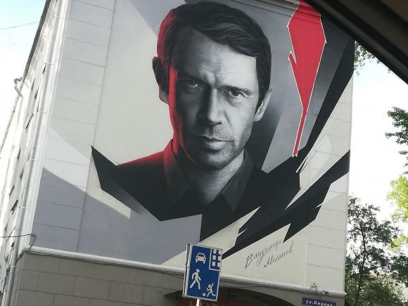 Барнаульский художник нарисовал на стене дома портрет Машкова (фото)