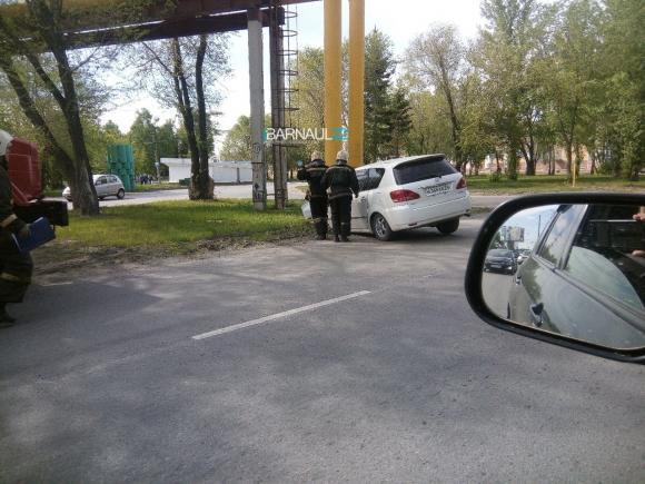 Калинина перекрыли из-за водителя, который врезался в газовую трубу