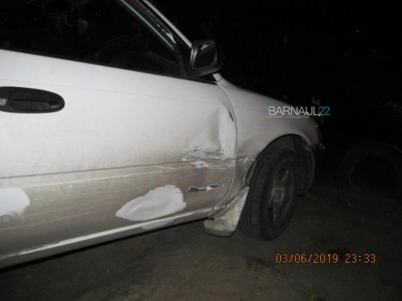 Неизвестные на двух машинах преследовали и таранили авто барнаульца по дороге в Фирсово (фото)