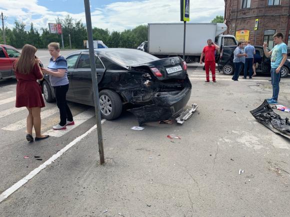 В центре Бийска пьяный водитель устроил массовое ДТП и получил за это удар в лицо (видео)