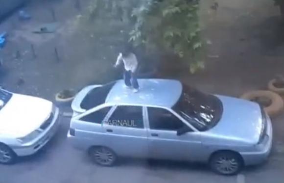 В Барнауле девочка каталась с чужой машины как с горки (видео)