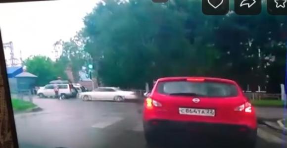 На Юрина Toyota Mark II сбила двух девушек на зебре (видео)