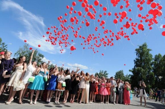 Экологи призвали выпускников не запускать воздушных шаров (фото)