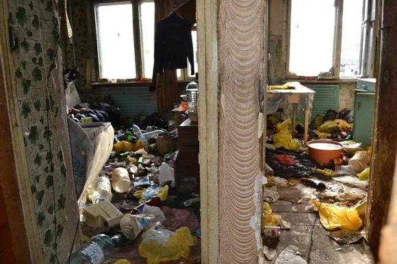 Жительница Барнаула устроила свалку в своей квартире
