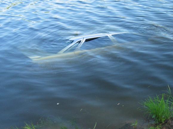 В Калманском районе автомобиль с ребенком упал в воду - девочка погибла