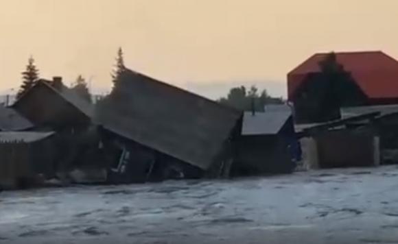 В Иркутской области произошло мощное наводнение (видео)