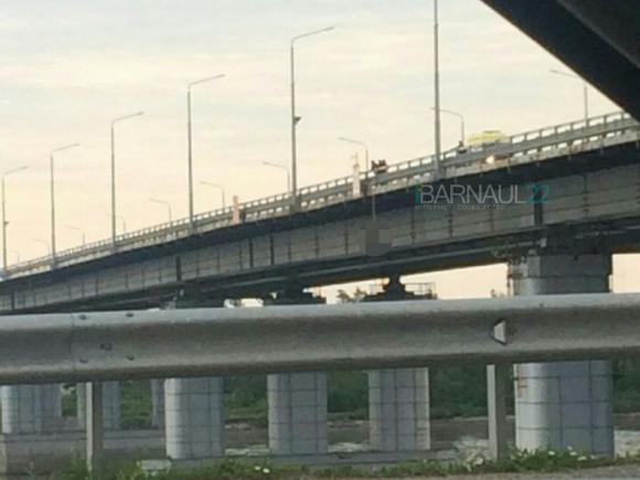 Очевидцы: на Новом мосту человек покончил с жизнью (дополнено)