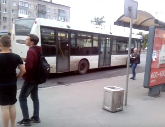 Барнаулец заснял, как автобусы игнорируют транспортные карманы (видео)