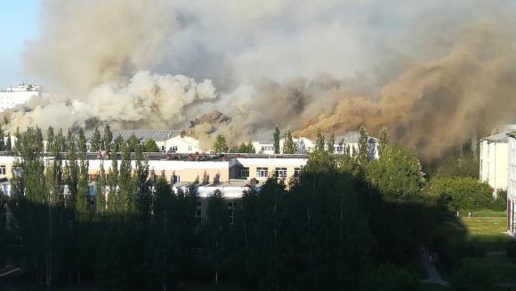 Жутко: В Барнауле горела крыша многоэтажного дома (фото)