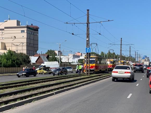 На Малахова женщина-водитель врезалась в трамвай и еще одну машину