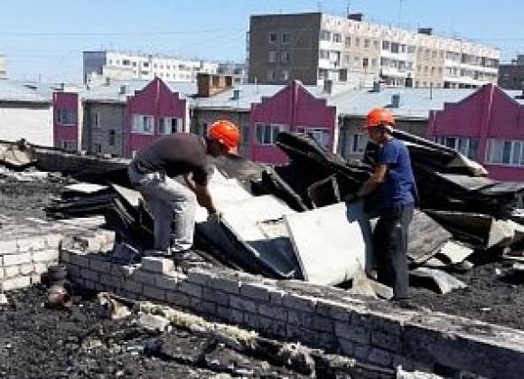 Жильцам сгоревшей барнаульской многоэтажки пришлось самим застилать крышу, чтобы их не затопило дождем