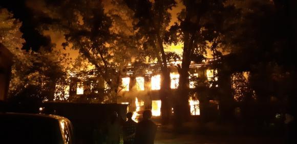 На Калинина из-за поджога сгорела музыкальная школа  (видео)