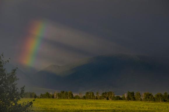 Туристы запечатлели в Горном Алтае необычную радугу (фото)