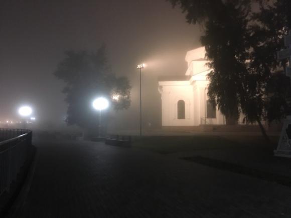 Минувшей ночью Барнаул укутал туман (фото)