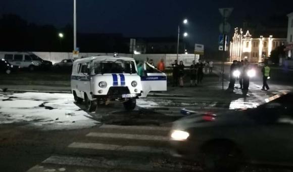 Момент столкновения легковушки и полицейского УАЗа в Бийске (видео)