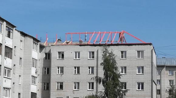 Новую крышу на пострадавшей многоэтажке в Барнауле сделают огнеупорной (фото)