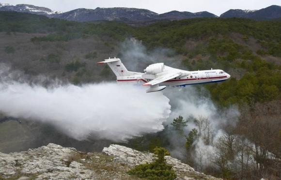 Лесные пожары в Сибири начали тушить с помощью авиации