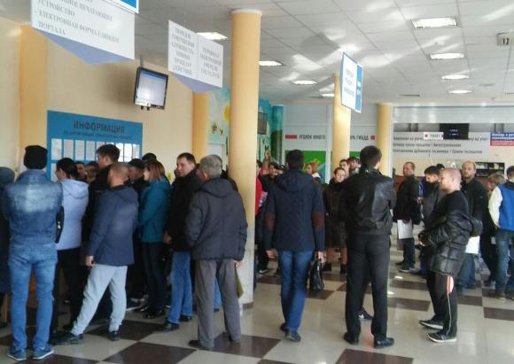 Барнаульцы жалуются на проблемы с регистрацией авто в ГИБДД