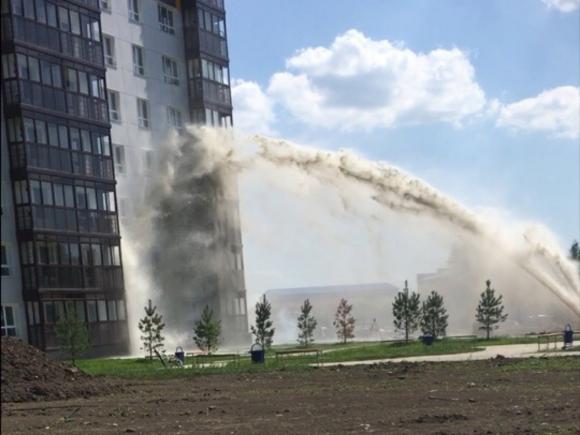 Коммунальный фонтан разбил окна в доме на Северном Власихинском (видео)