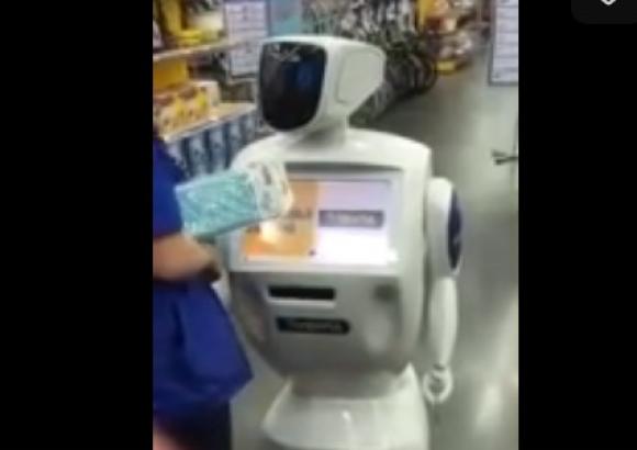 Теперь покупателей барнаульского супермаркета встречает робот-помощник
