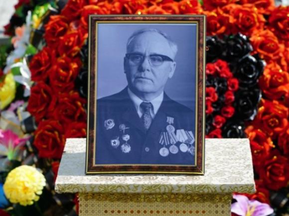 В Заринске с почестями захоронили прах ветерана Доильницына (фото)