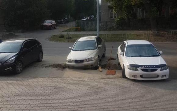 В центре Барнаула авто провалился в яму, которая возникла после работ теплосетевиков