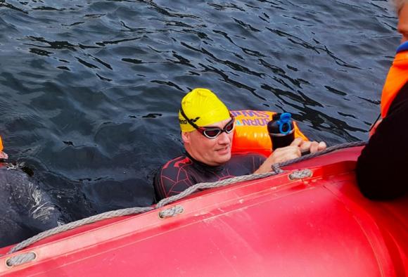 Немецкий пловец-экстремал совершил благотворительный заплыв по Телецкому озеру (видео)