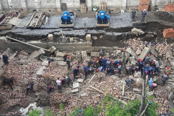 В Новосибирске на рабочих рухнула стена здания - несколько человек под завалами (дополнено)