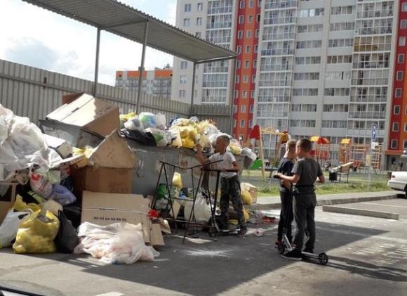 Мусорка рядом с детской площадкой на ул. Балтийской стала развлечением для детей (фото)