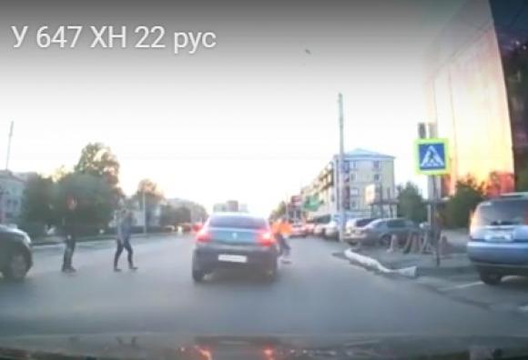 Заказ важнее человеческой жизни: в Барнауле водитель такси едва не сбил пешехода (видео)