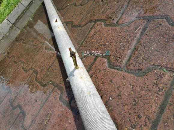 В центре Барнаула дырявые фонтанные коммуникации починили прутиками (фото)