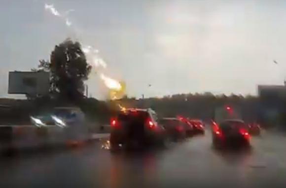 Момент того, как на трассе Р-256 в авто ударила молния (видео)
